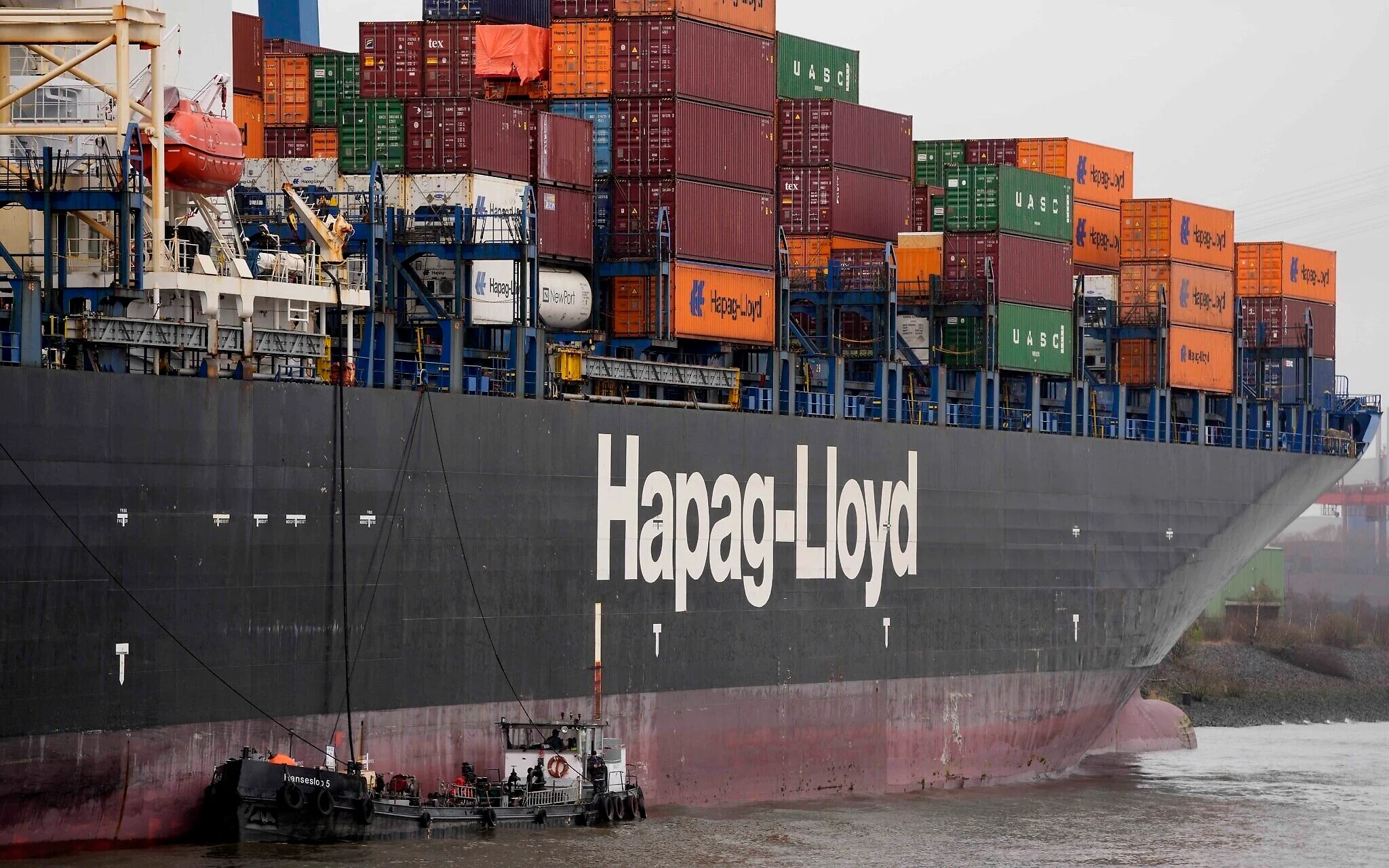 Hapag‑Lloyd and ZIM container ships at sea representing the major shipping acquisition deal